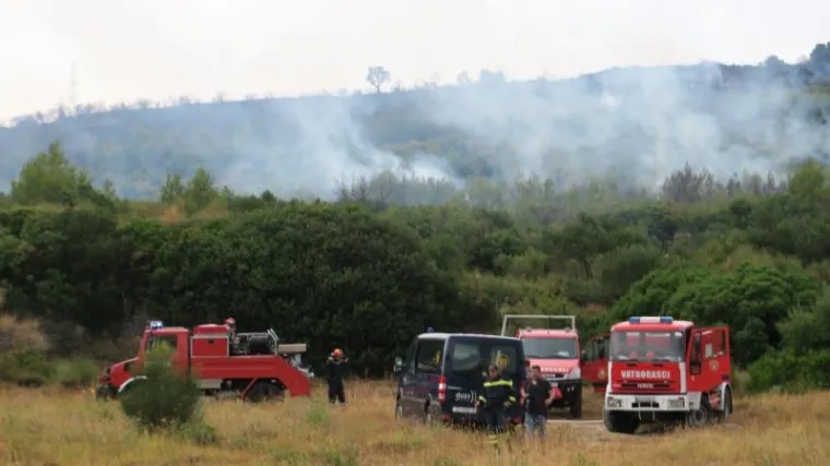 U Planome izgorjelo 160 hektara: izgorjele 2 napu&scaron;tene kuće, nagorjelo nekoliko stambenih objekata, jedna osoba lak&scaron;e ozlijeđena