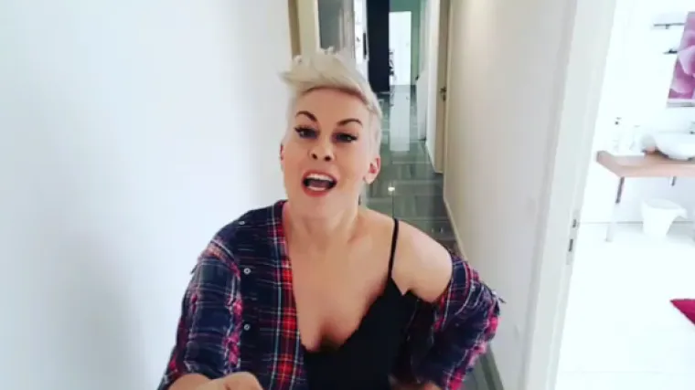 Svi skaču oko nje, Indira se 'zateže' kako bi zablistala u svom prvom spotu