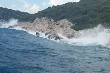 AKCIJA SPA&Scaron;AVANJA: Te&scaron;ko ozlijeđeni nautičar ostao zatočen na o&scaron;trim hridima, spasila ga dvojica mladića tima Sea Help