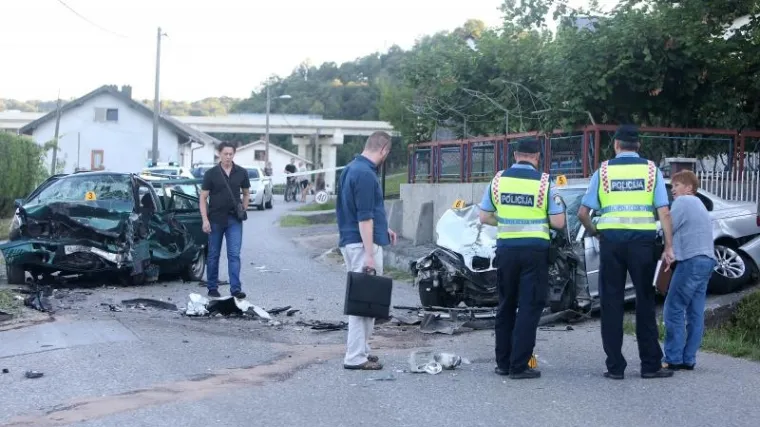 TE&Scaron;KA PROMETNA NESREĆA KOD KARLOVCA: Jedan je mu&scaron;karac poginuo, liječnici se bore za život drugoga