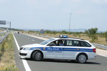 Vozač poginuo, suvozačica prevezena u bolnicu