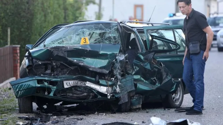 Stravičan frontalni sudar dva automobila u Donjoj Jelsi,&nbsp;jedan vozač poginuo, liječnici se bore za život drugog