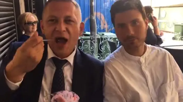 Beljak na Fejsu objavio snimku na kojoj s Pernarom jede sladoled