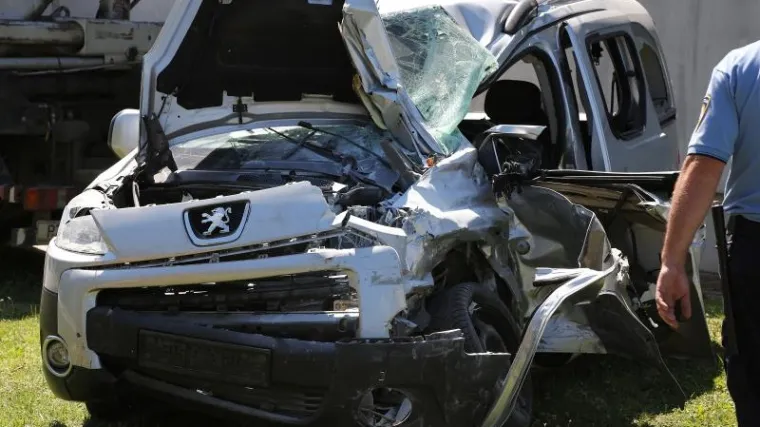 Djevojka (29) poginula u stravičnom sudaru s kamionom, auto je potpuno smrskan