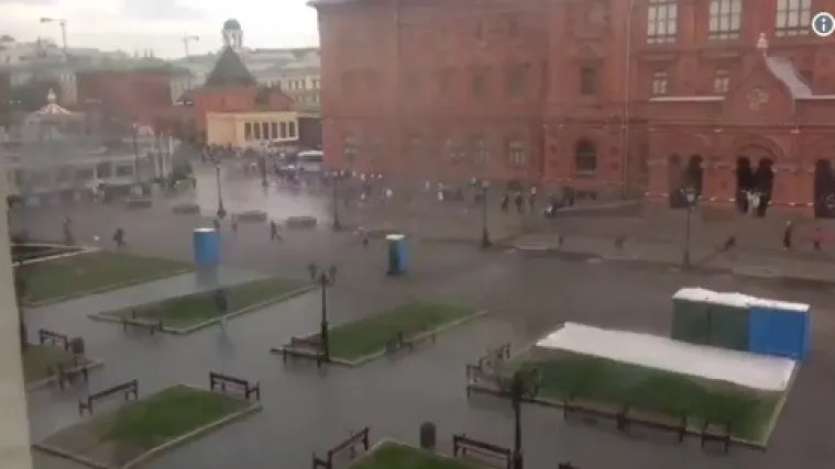 Prijenosni zahodi oživjeli na ulicama Moskve, pa proganjali pješake koji su izbezumljeno bježali