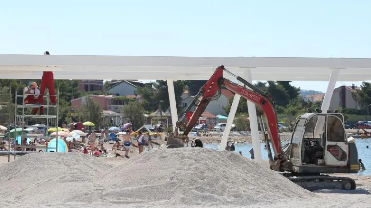 TURIZAM NA HRVATSKI NAČIN: Plaža nije dovr&scaron;ena u roku pa bageri kopaju dok se turisti kupaju