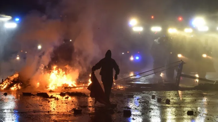 Prosvjednici bacali molotovljeve koktele, palili automobile, provaljivali u trgovine...