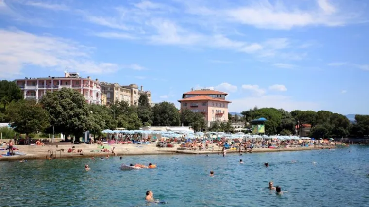 Masturbirao na opatijskoj plaži pa policajca koji ga je upozorio bacio u more