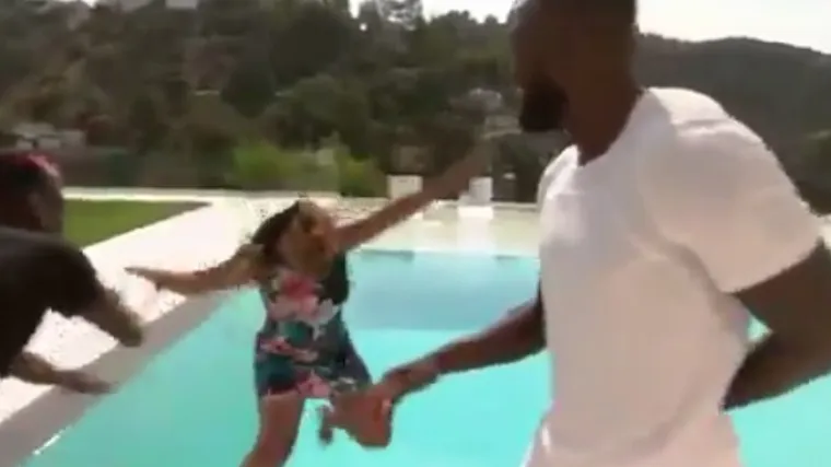 Zvijezda Manchester Uniteda gurnula novinarku u bazen