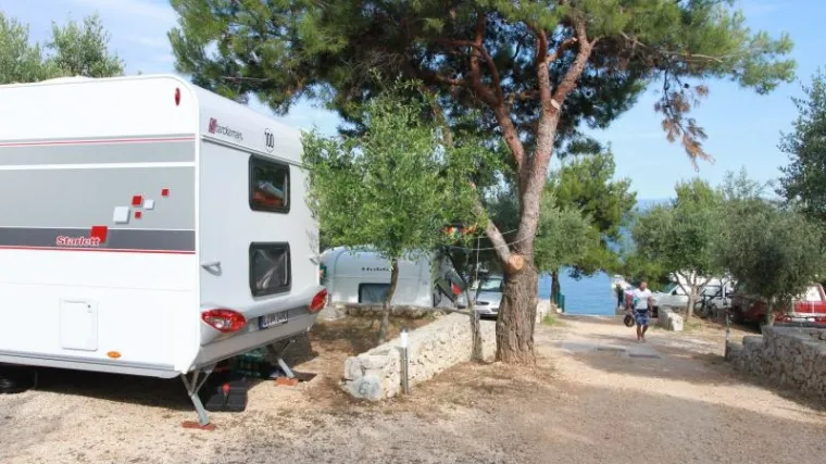 Kako vlasnici parcela varaju državu: nakon što dovezu kamp kućicu, postave nadstrešnicu a nakon toga nikne  objekt