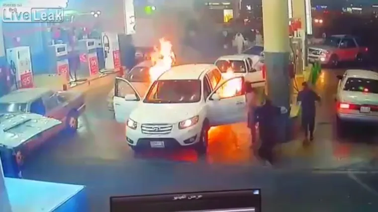 Automobil planuo, brza reakcija nekolicine heroja spriječila tragediju