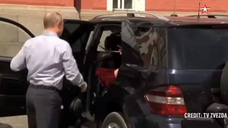 Pogledajte kako je otvorio, ali jo&scaron; brže zatvorio vrata svog Mercedesa