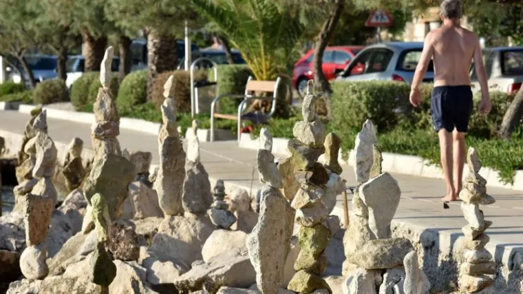 Kamene skulpture u Petrčanima koje prkose sili teže: amaterski kipar svojim hobijem intrigira prolaznike