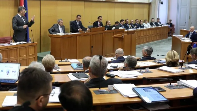 Većina radnika ovo može samo sanjati: zastupnici idu na godi&scaron;nji, imaju čak 64 dana ljetnog odmora