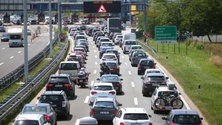 Gužve na prometnicama ne jenjavaju, a čeka se i na graničnim prijalazima