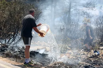 Brodarica: Turisti i domaći pomažu gasiti požar koji se približio kućama