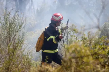 POMAGALI I TURISTI: Kanaderi spasili kuće na Brodarici