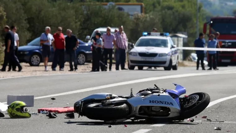 'Jedan motor je pregazio auto, vozač s drugog je zavr&scaron;io u kanalu, a djevojka pred kućom'