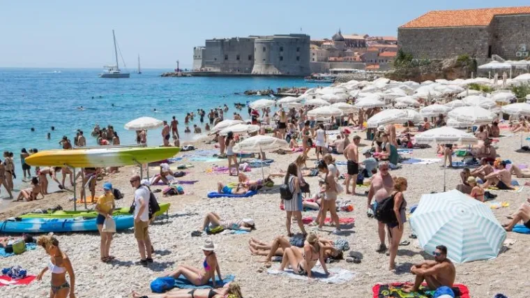 'Pretresaju nas prije ulaska na gradsku plažu, govore nam da ne smijemo unositi hranu...'