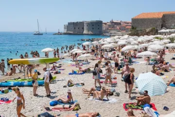 'Pretresaju nas prije ulaska na gradsku plažu, govore nam da ne smijemo unositi hranu...'