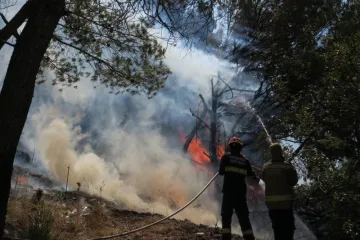 KRITIČNO U SITNU DONJEM: Vatra zahvatila kuće, gori i oko groblja