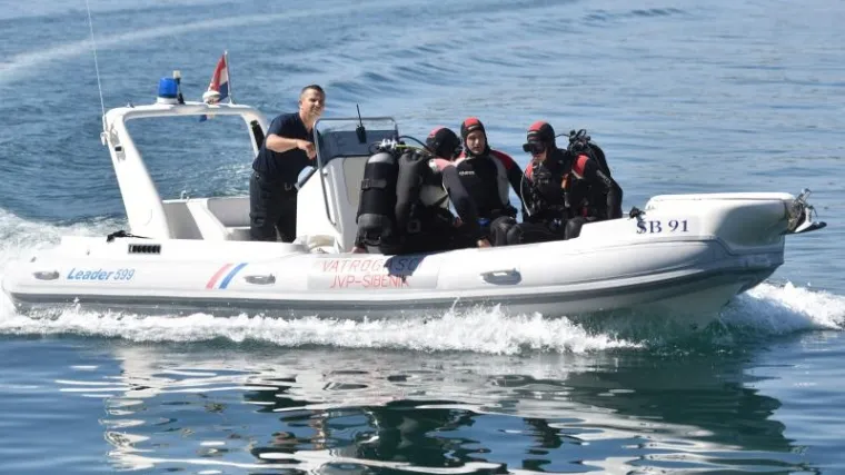 Uspje&scaron;no izvučeno nekoliko turista iz mora od Makarske do Poreča, za jednim se kupačem jo&scaron; traga