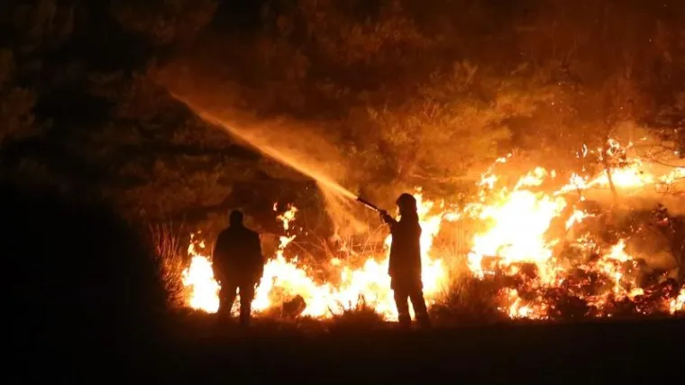 'Odmaknite se, nemojte snimati požar mobitelima'