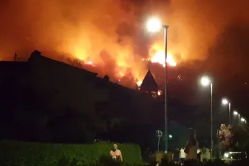 'Voda se u kantama dodaje iz ruke u ruku'