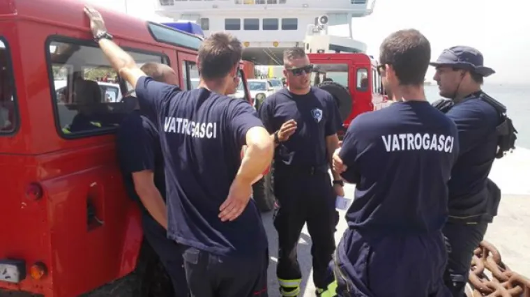 Vatrogasci Supetar: u 66-godi&scaron;njoj povijesti njihovog dru&scaron;tva Jere, Ante, Ivor, Hrvoje i Frane po prvi  puta su krenuli na kontinent u pomoć svojoj braći na kopnu