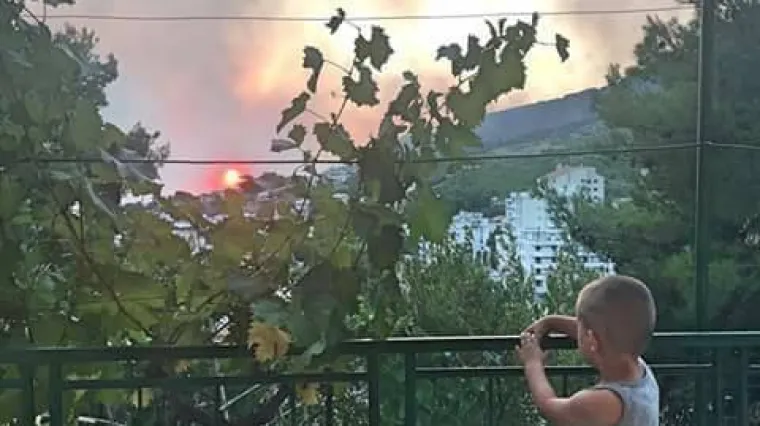 Na Facebook stranici posvećenoj vatrogascima objavljena dirljiva fotografija dječaka