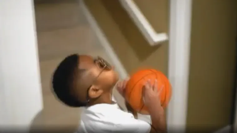 Prvo dijete s presađene obje ruke sada može jesti, pisati, odjenuti se, čak i igrati ko&scaron;arku