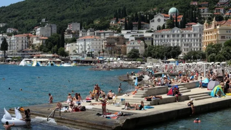 Pukla je ograda balkona na kojem je stajao