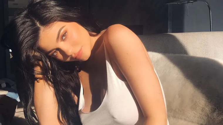 Ako ste Kylie, dovoljno je objaviti fotku u bijeloj haljini bez grudnjaka