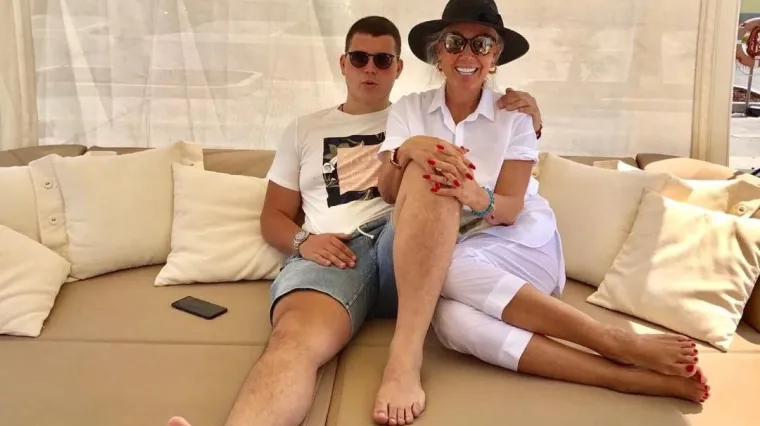 Viktor objavio fotku 'Mame Brene' u badiću, žena je u 56. godini stvarno u top formi