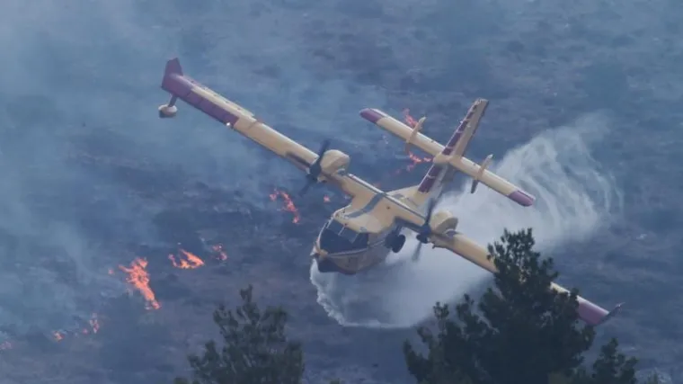 Požar iz Crne Gore pre&scaron;ao na hrvatsku stranu, gase ga četiri kanadera