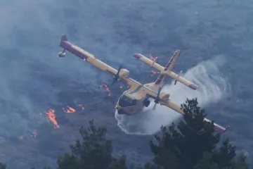 Požar iz Crne Gore pre&scaron;ao na hrvatsku stranu, gase ga četiri kanadera