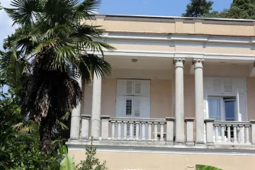 Opatijski hotel svalio krivnju na Čeha koji je poginuo na balkonu: no, je li hotel u takvu stanju mogao dobiti odobrenje za rad