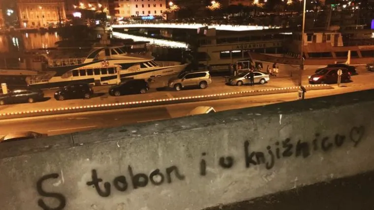 Ima li većeg izraza bezuvjetne ljubavi od poruke na zidiću: 'S tobon i u knjižnicu'