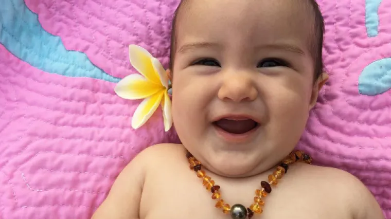 Vjerojatno ste i vi svojoj bebi kupili jantarnu ogrlicu za prve zubiće, no pomaže li ona uopće?