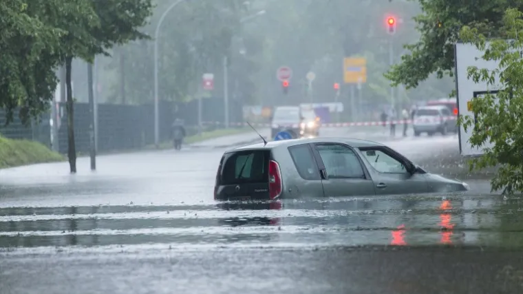 Evakuirano na stotine domova, u pomoć stigla i vojska