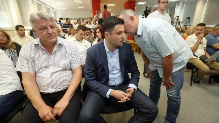 SDP raspustio dva ogranka: glasno na zatvorenoj sjednici, s koje su neki oti&scaron;li u suzama