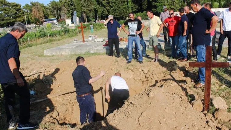 Obitelj i suborci kopali grobno mjesto branitelju u Benkovcu: 'Novi zakon rije&scaron;it će takve probleme'