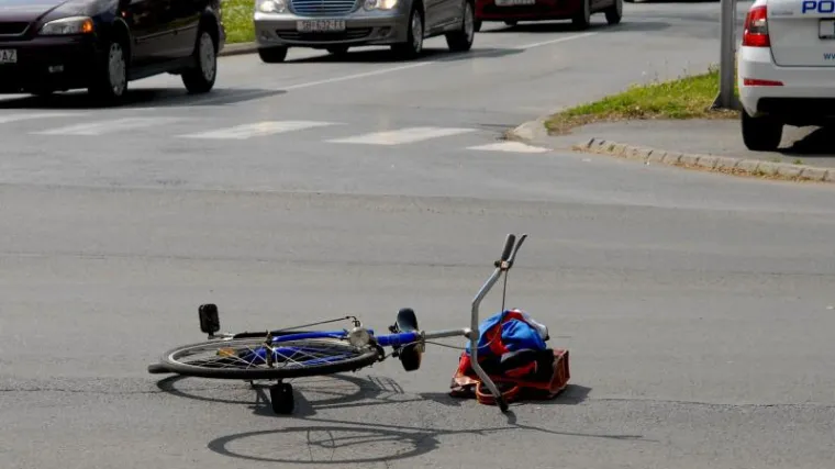 Plinska boca ispala iz auta i otkotrljala se na biciklističku stazu: ozlijeđen 78-godi&scaron;nji biciklist