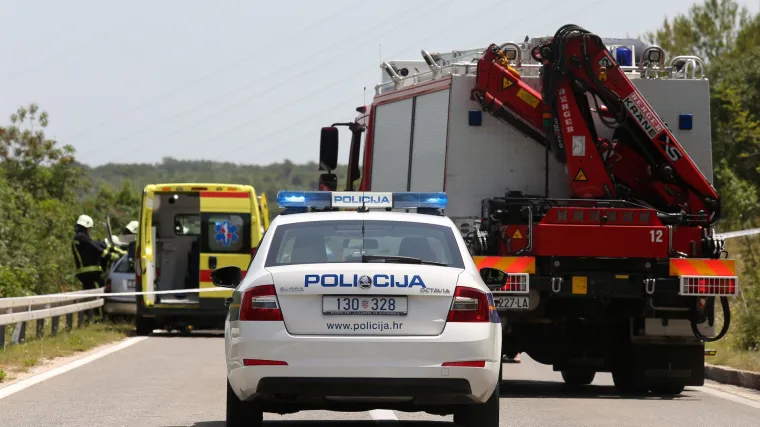 Požar u Dugopolju: udar groma zapalio skladi&scaron;te, vatrogasci se žestoko borili s vatrom