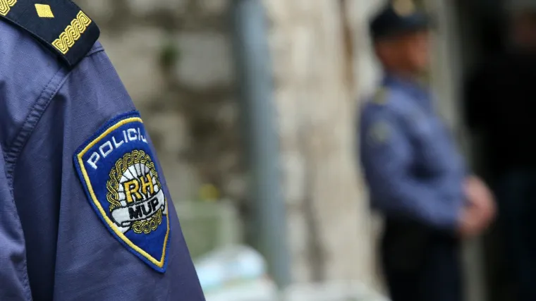 Privodili ga zbog obiteljskog nasilja, a on udario policajca &scaron;akom u glavu