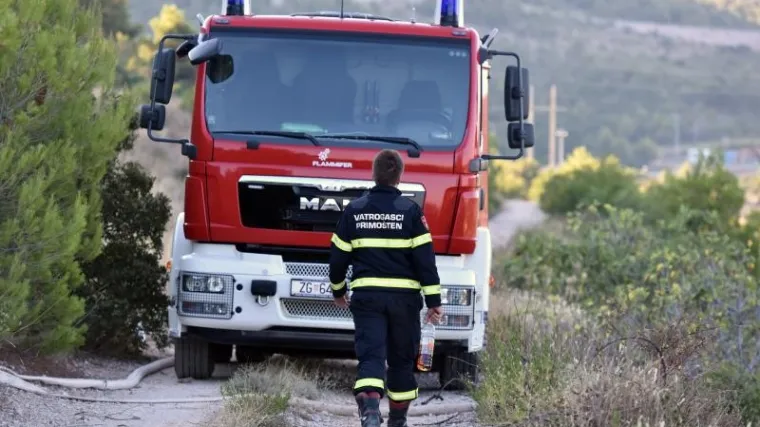 Udar groma zapalio skladi&scaron;te; izgorjeli alati, gume i krov