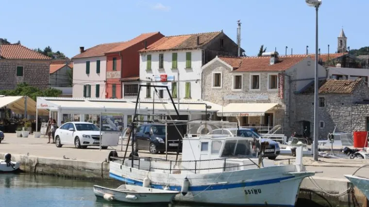 Bivši HDZ-ov vijećnik napravio dar-mar u kafiću, turisti šokirani