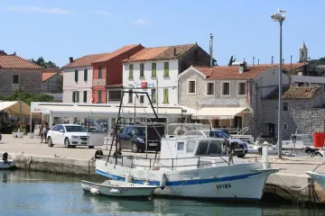 Bivši HDZ-ov vijećnik napravio dar-mar u kafiću, turisti šokirani