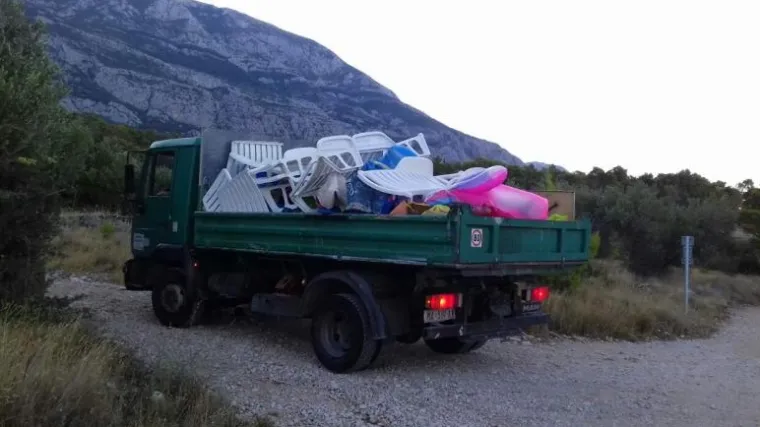 Makarska protiv kupača koji poku&scaron;avaju rezervirati svoje mjesto: s plaže odvezli kamion pun 'morskih rekvizita'!