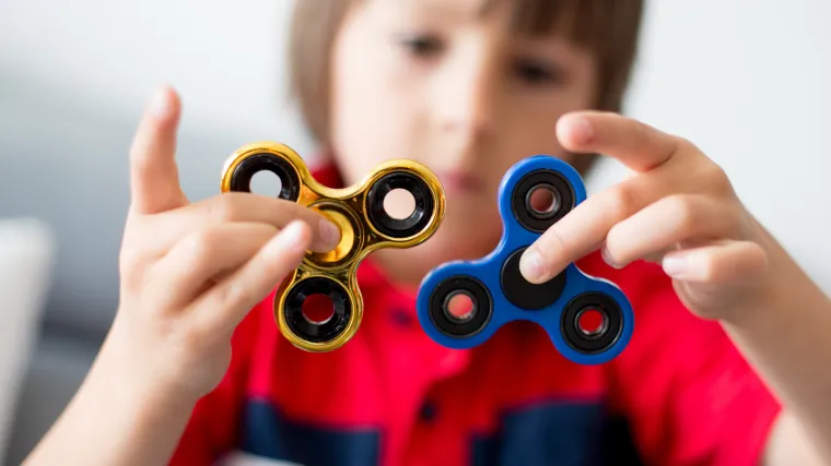 Kako se koristi fidget spinner - igračka koju djeca ne puštaju iz ruku